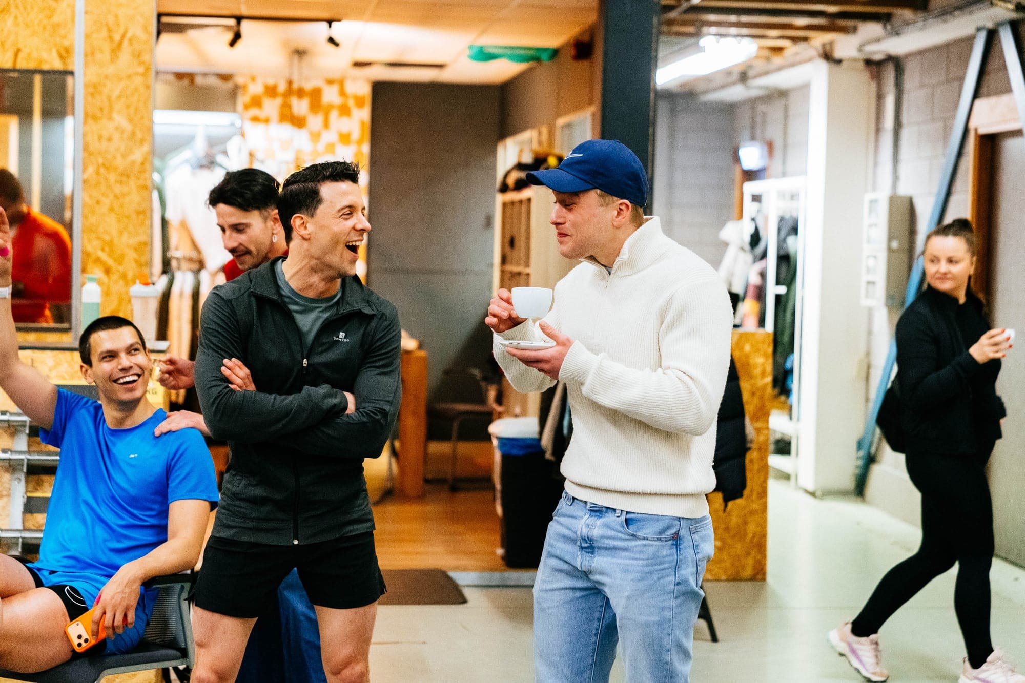 Coach en lid lachen samen voor de WOD